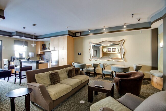 Building Photo - Spacious 3BR/2BA end unit at Bristol West ...