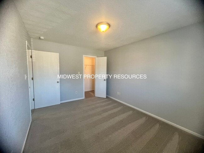 Building Photo - 3 bedroom, 2.5 bath 2 car garage Townhouse