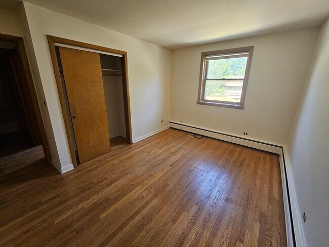 Building Photo - Charming Two Bedroom / 1.5 Bath