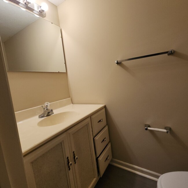 Building Photo - Updated Townhouse Apartment FOR RENT In Be...