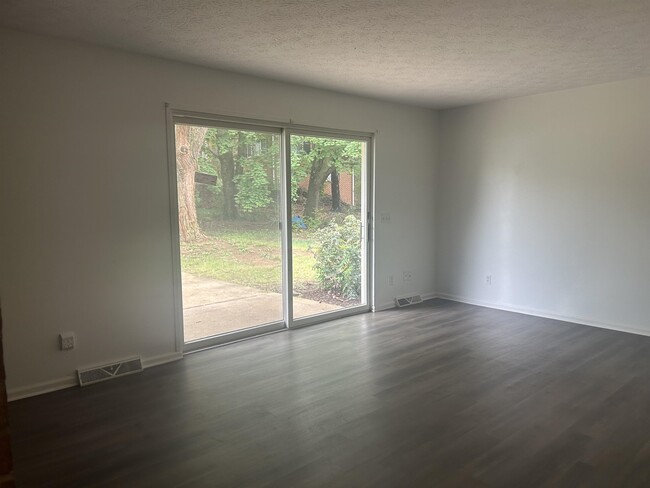 Building Photo - 420 Hillandale Ave