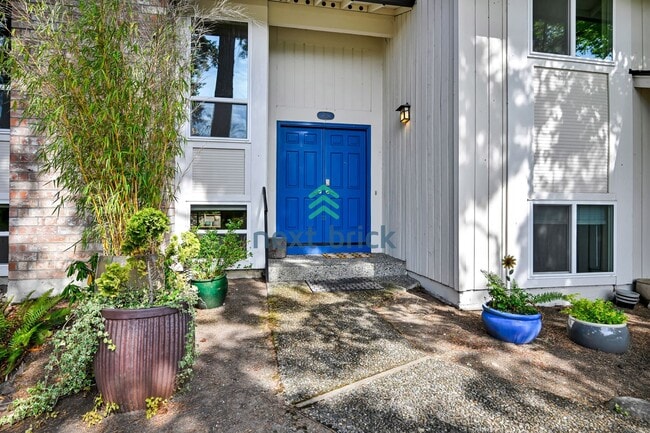 Building Photo - Beautiful 6-Bedroom Home on a Quiet Cul-de...