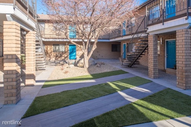 Building Photo - 1 br, 1 bath Apartment - 217 E. Taylor St.