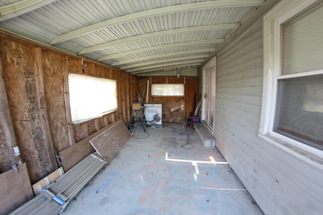 Covered garage - 2314 Howey Rd