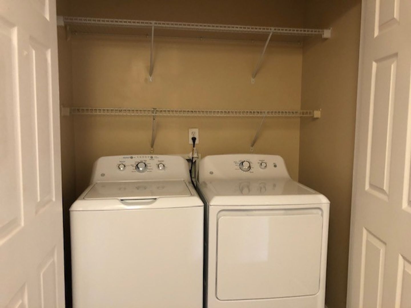 Building Photo - Southern Edge Condo - Close to Campus