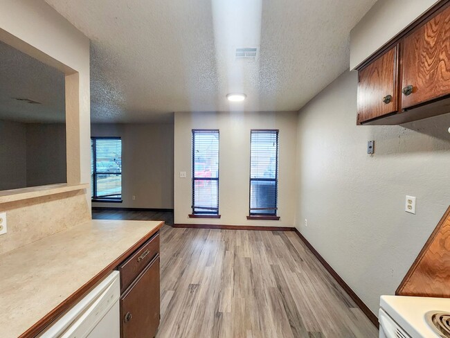 Building Photo - Cute 2 bedroom Duplex near OBU