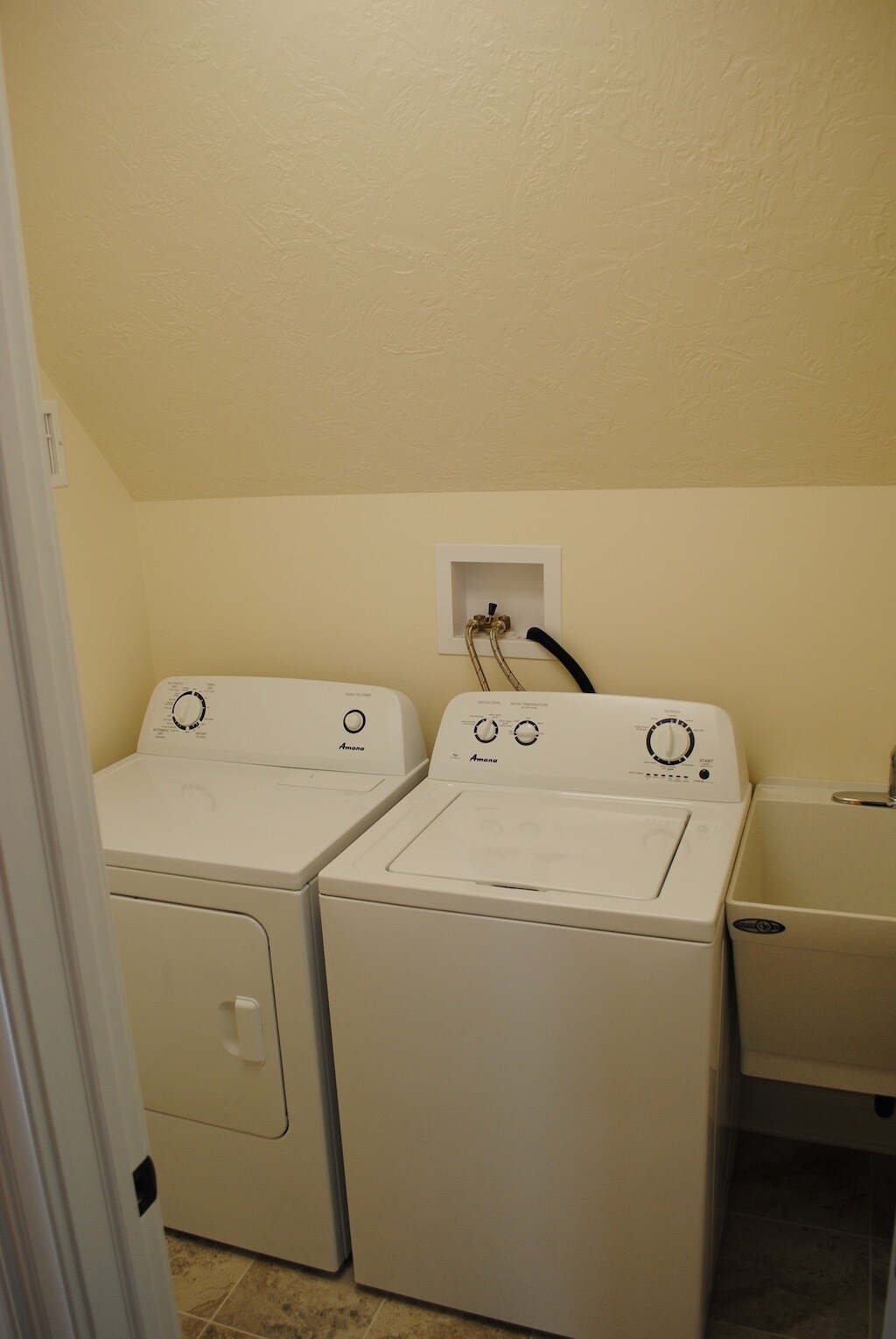 Building Photo - 411 Cardinal Dr