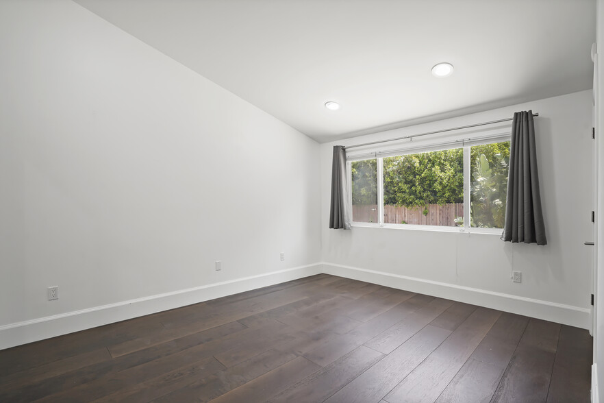Building Photo - 16544 Park Lane Dr