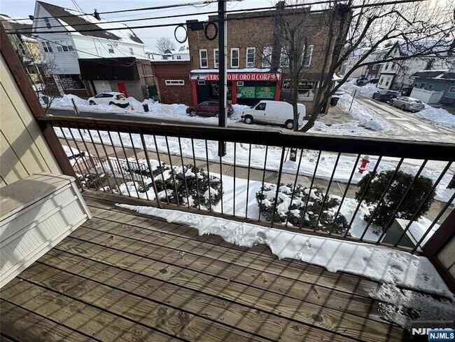 Building Photo - 19 Plauderville Ave