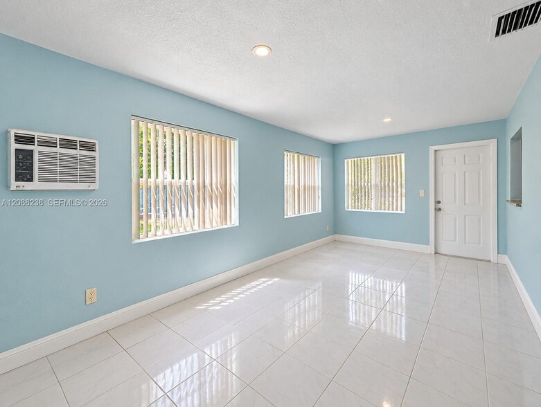 Building Photo - 2912 Sunshine Blvd