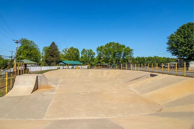 Building Photo - 21 Maple Ave