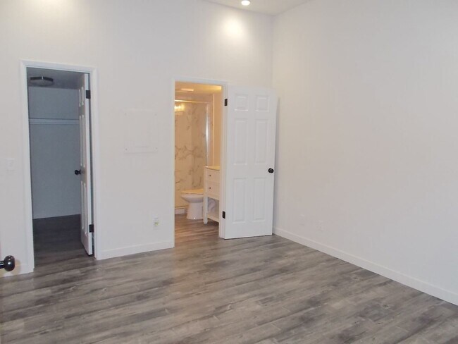 Building Photo - Upgraded 2nd-Floor Condo with Loft, Pool, ...