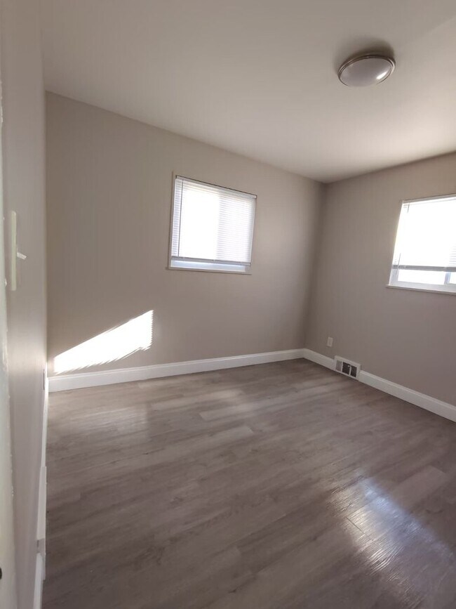 Building Photo - Cute 3 Bedroom Ready for you