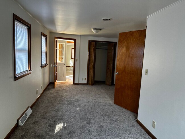 Building Photo - Pet Friendly 2 Bedroom in Delavan with Lar...