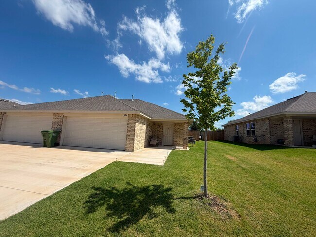 Building Photo - Beautiful 3-Bedroom Home in Yukon – Available Now!