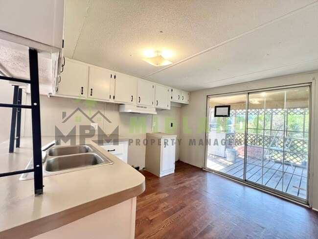 Building Photo - 2413 S Lake Dr