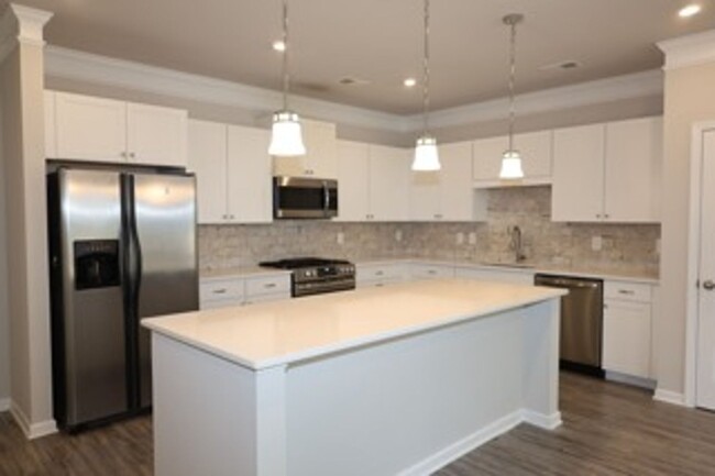 Building Photo - Beautiful 3 Bedroom Townhome-End Unit!