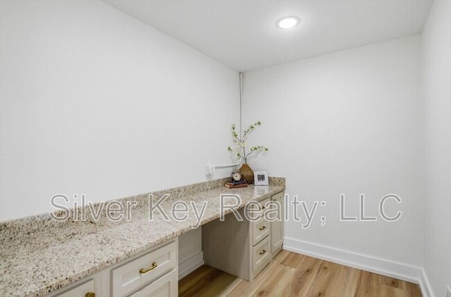 Building Photo - 2113 W Madison Ave