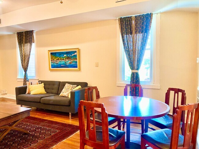 Building Photo - Spacious 2 Bed Plus Den - 1 Bath - Capitol...