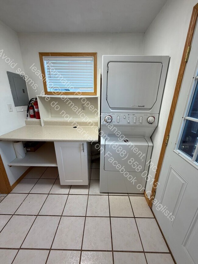 Building Photo - 105 2nd St