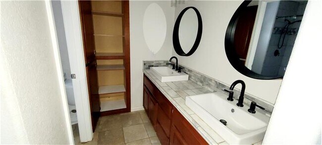 Building Photo - 1570 Barkley Ln