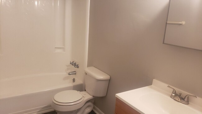 Building Photo - 2br/1ba, recently updated floors, paint an...