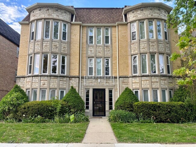 Primary Photo - 6660 W Devon Ave