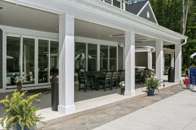 Building Photo - 2171 Lakeshore Dr