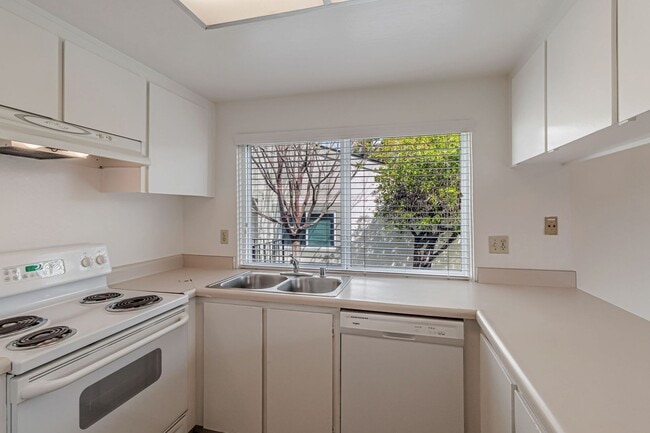Building Photo - 2 bedroom, 2 bath townhome in the Northpoint HOA!