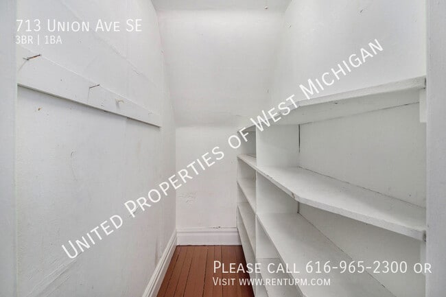 Building Photo - Available Now | 3 Bedroom 1 Bath Upper Uni...