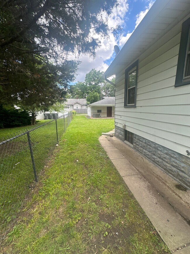 Building Photo - 2227 E Riverside Dr