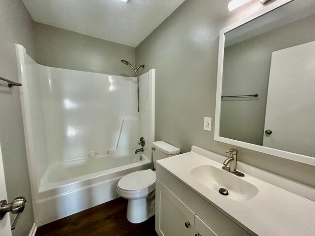 Building Photo - Modern 3BR Apartment in Richmond!
