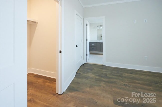 Building Photo - 1302 E 10th St