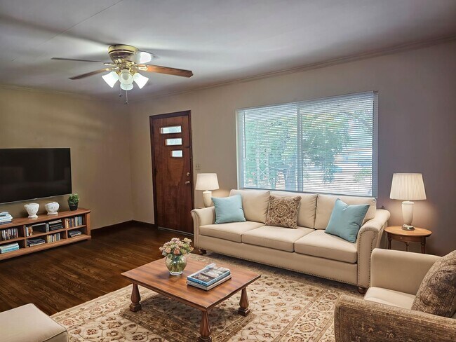 Building Photo - Don't Miss this Charming 2 bedroom with Ga...