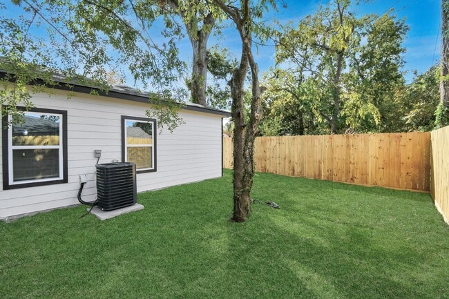 Building Photo - 5941 Southlea St