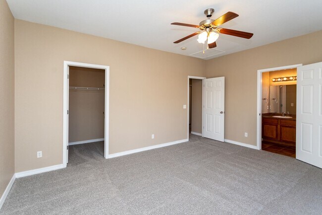 Building Photo - Beautiful Ranch-Style Condo with Attached ...