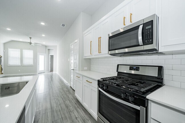 Building Photo - Stylish, Bright & Energy-Smart Living in R...