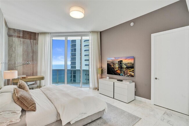 Building Photo - 16001 Collins Ave