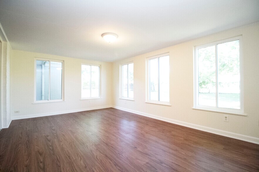 Building Photo - 2545 Amara Dr