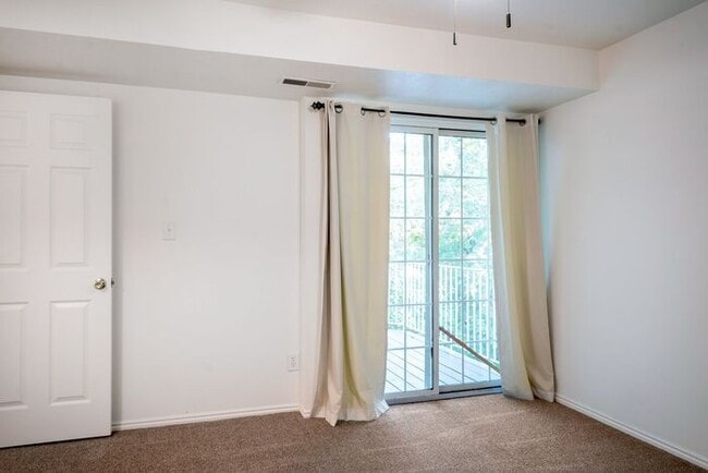 Building Photo - Top Floor Provo condo w private balcony