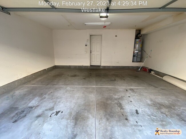 Building Photo - Pristine Condo with New Carpet and Dual Master Suites