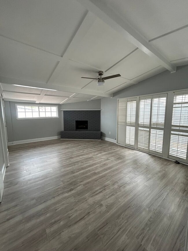 Building Photo - 4 BR/2 BA House