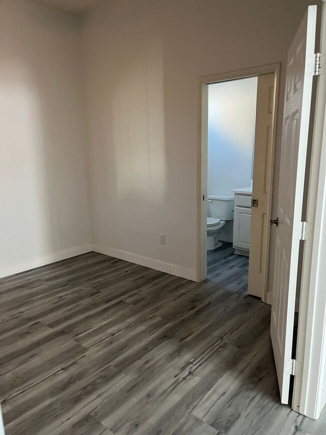 Building Photo - 4 bedroom 3bth Oak Hills area! Close to the 15 Freeway!