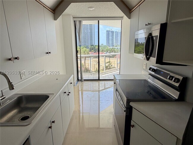 Building Photo - 3610 Yacht Club Dr