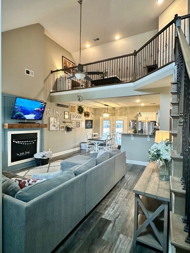 Building Photo - Pet Friendly Three Bedroom with Bonus!