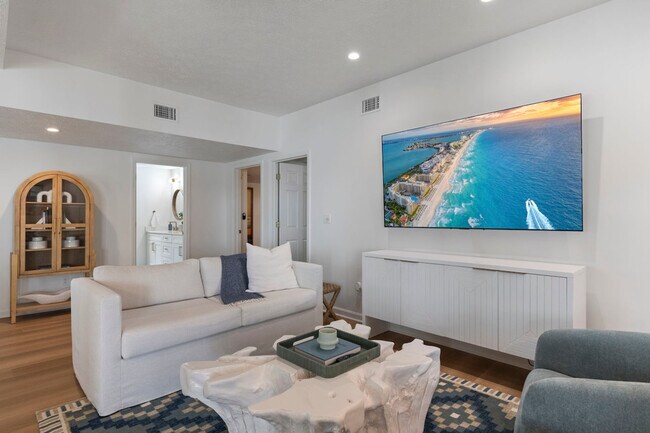 Building Photo - 169 Pompano St