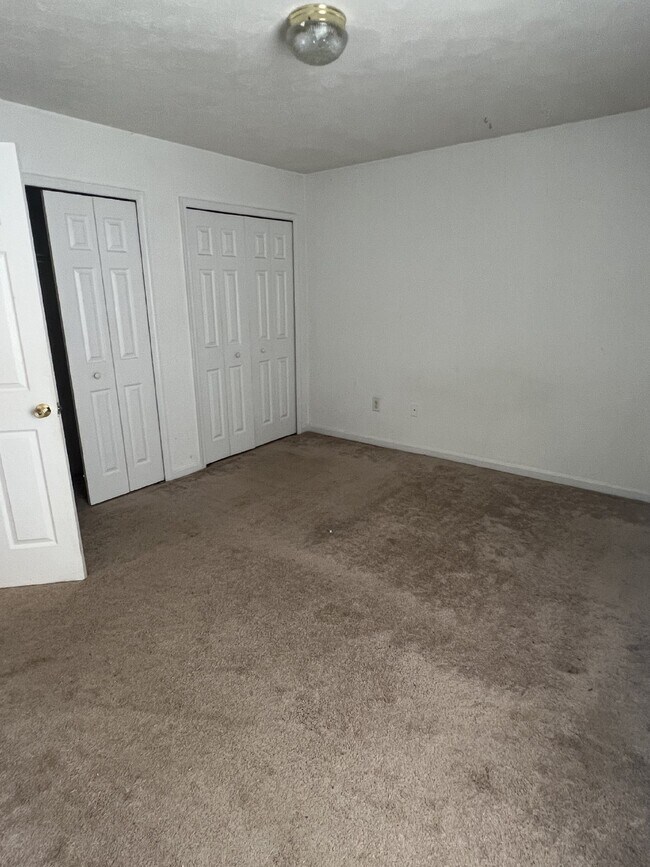 Building Photo - Spacious End Unit Townhome - 3 Bedrooms & ...