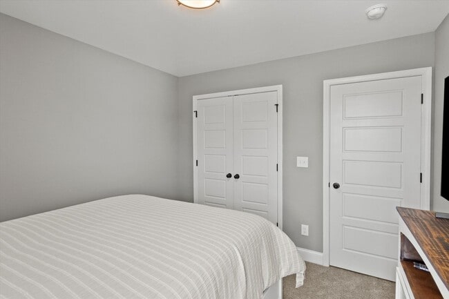 Building Photo - Fully Furnished and Move-In Ready! Flexibl...