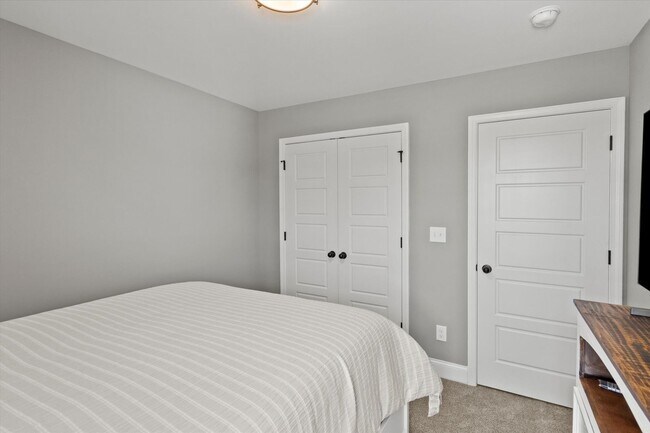Building Photo - Fully Furnished and Move-In Ready! Flexible Lease Options Available!