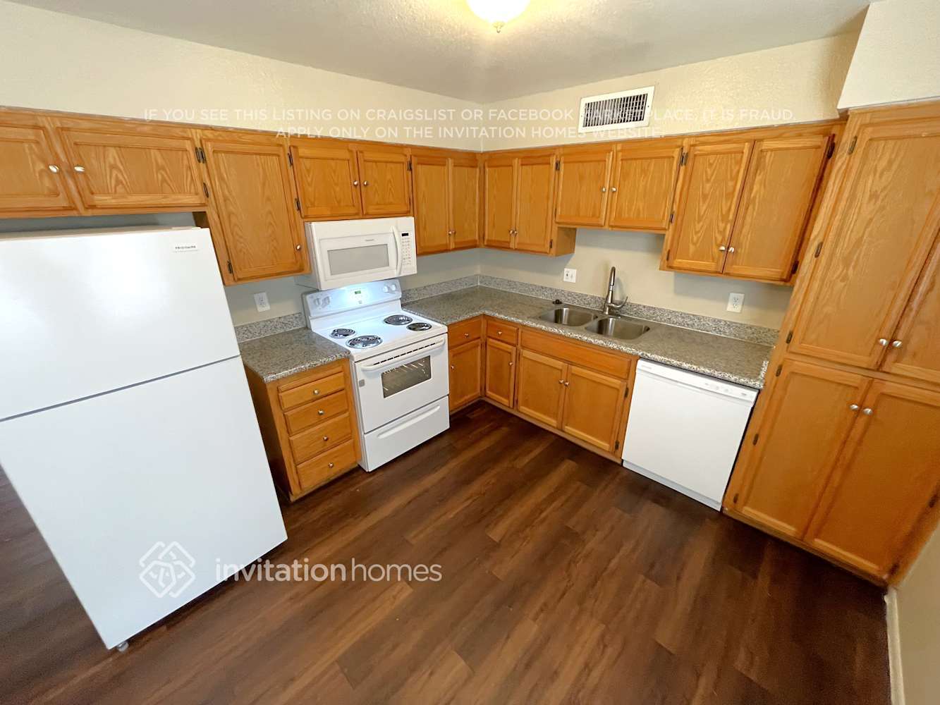 Building Photo - 8435 W Amelia Ave